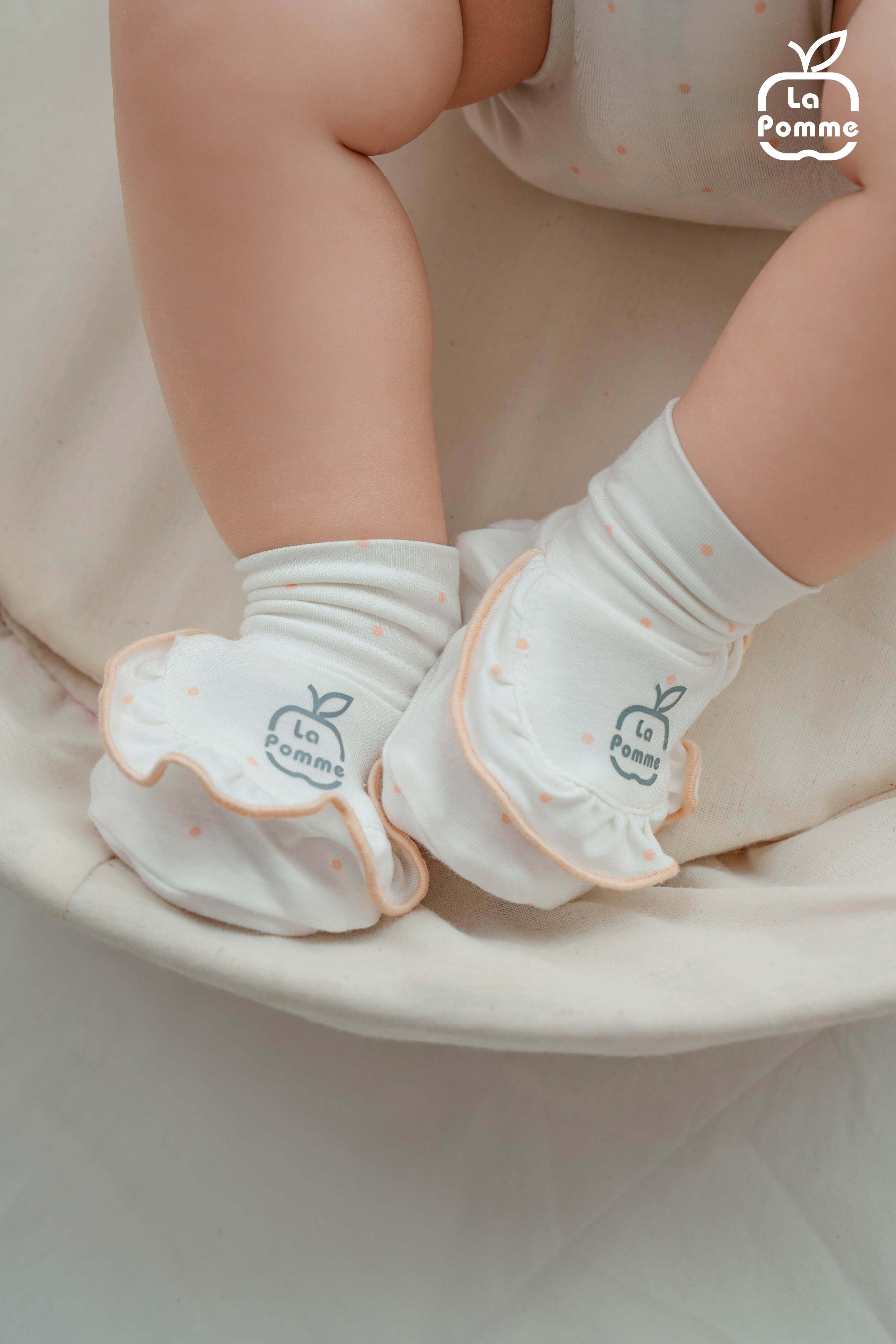Set bao tay bao chân La Pomme chấm bi hoa điệu đà (Trắng) — ảnh 2