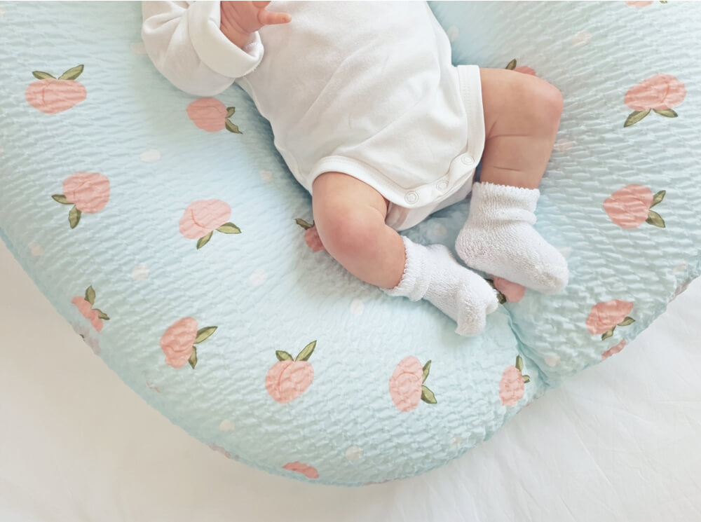 Gối chống trào Roto bebe (họa tiết Lụa gấu, Đào vàng, Đào bạc hà, Hồng chery, Ghi cá voi, Tím gấu, Vàng chim sẻ, Hoạ tiết mây, Trắng sao, Hồng gấu) — ảnh 3
