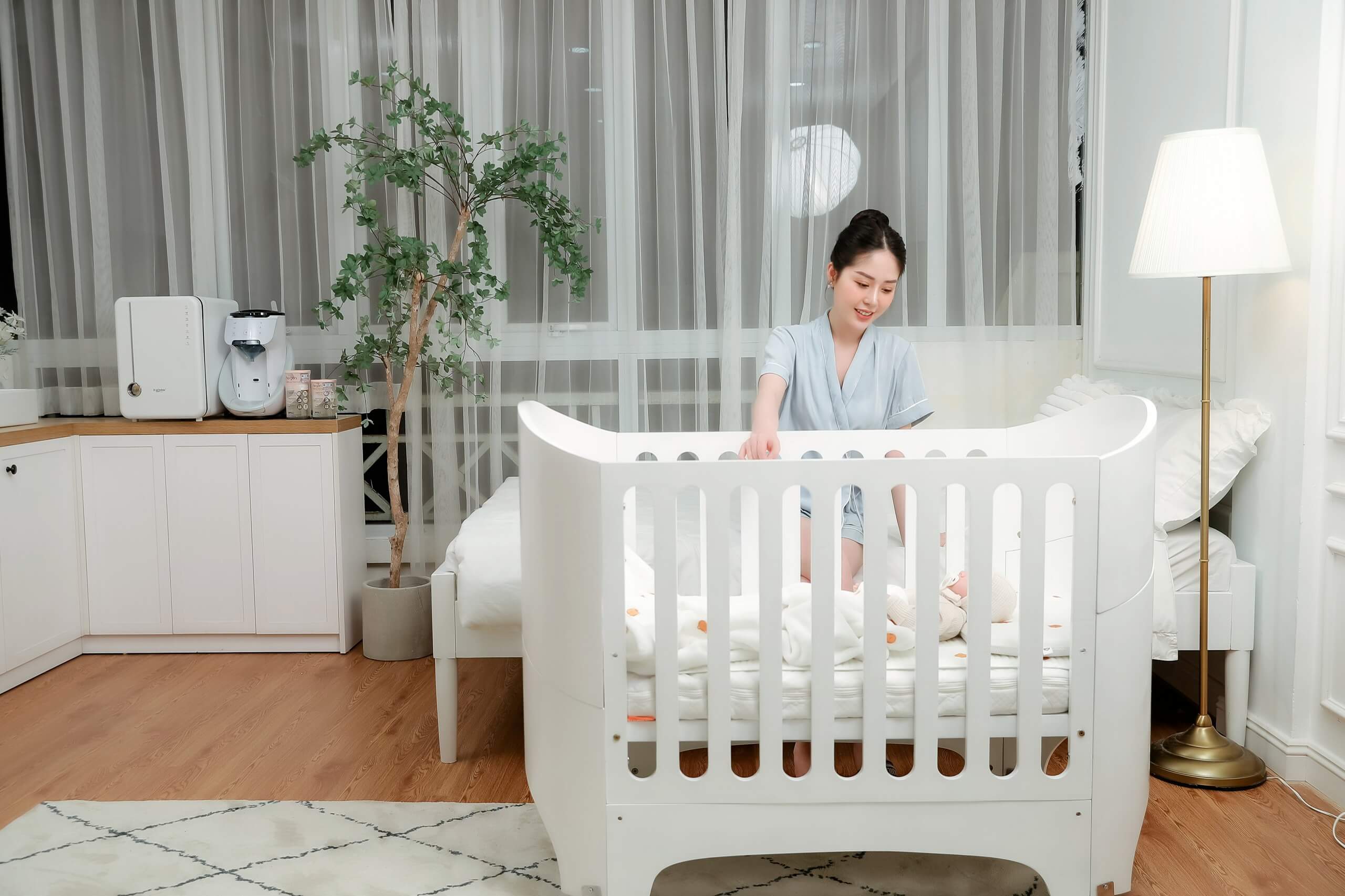 Cũi gỗ đa năng màu trắng kèm đệm
