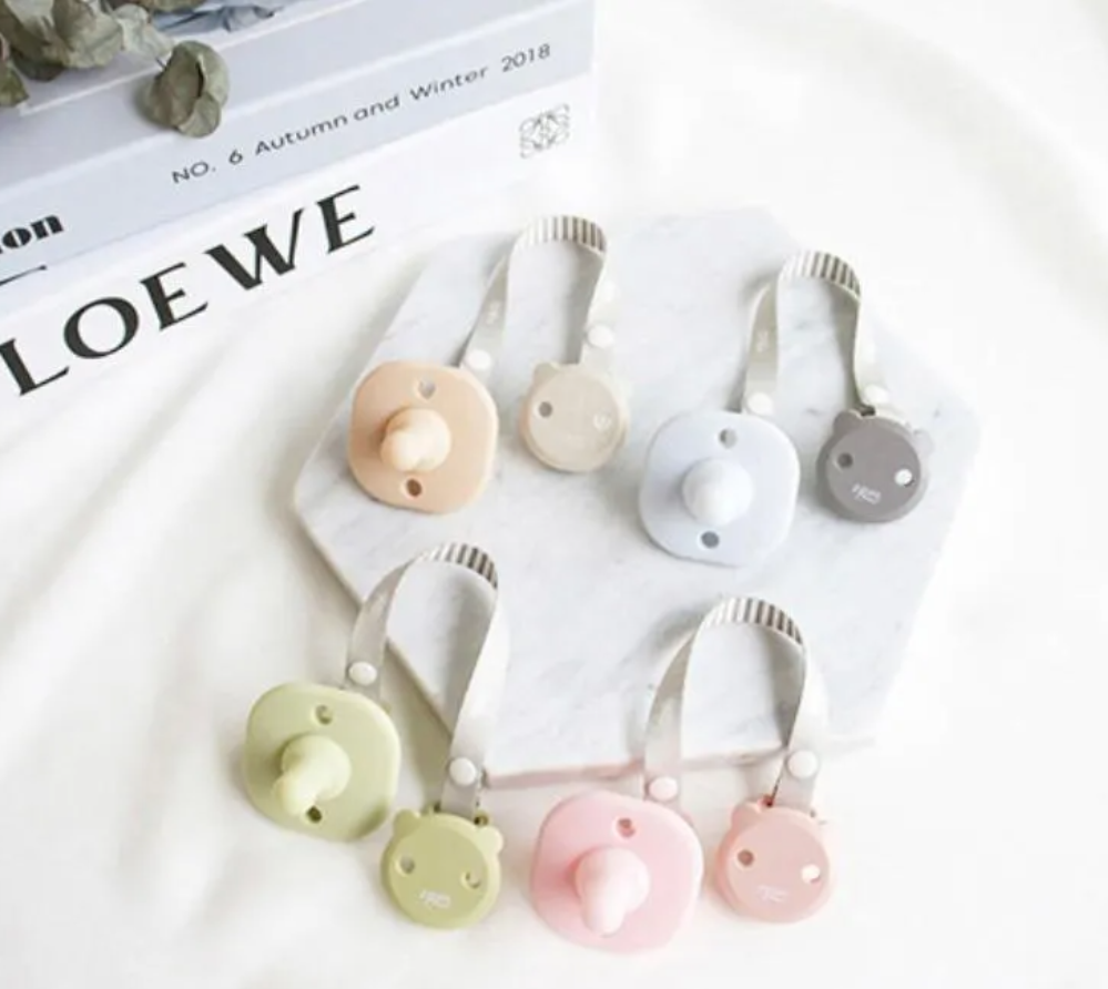 Kẹp ti giả có gắn dây đeo cho bé TGM